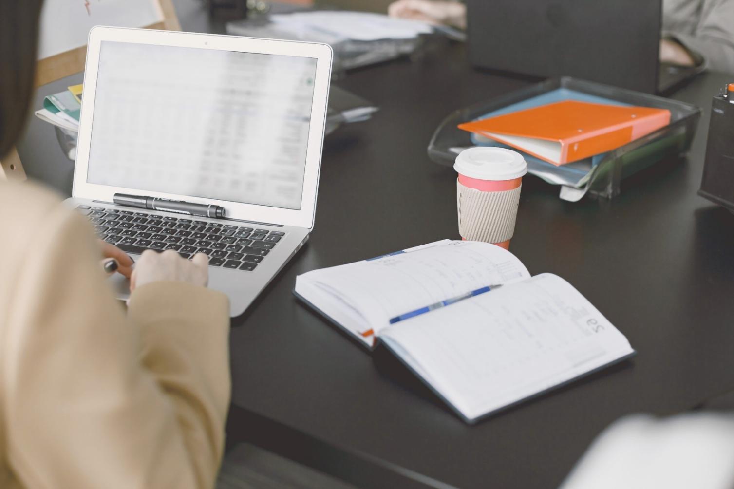 Vista dell'atelier di formazione con postazioni di lavoro professionali