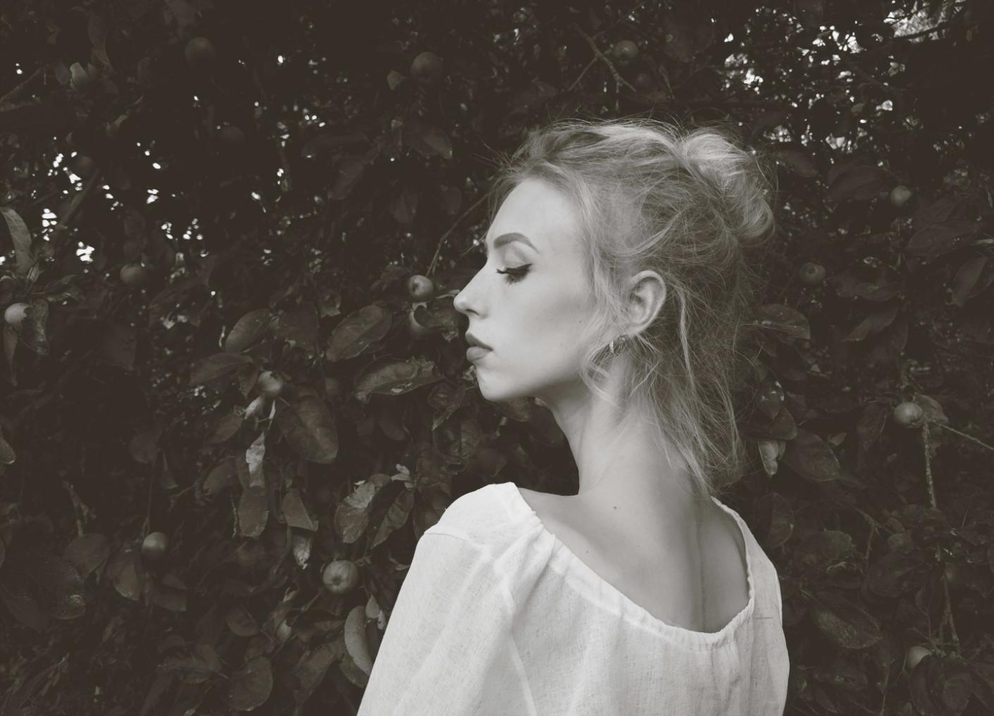 Professionista che pratica tecniche di taglio apprese durante i webinar formativi