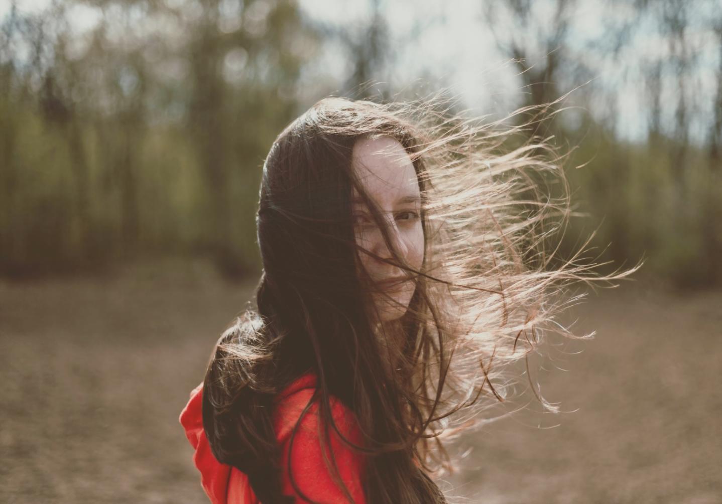 Dimostrazione pratica di tecniche avanzate di taglio capelli in ambiente professionale