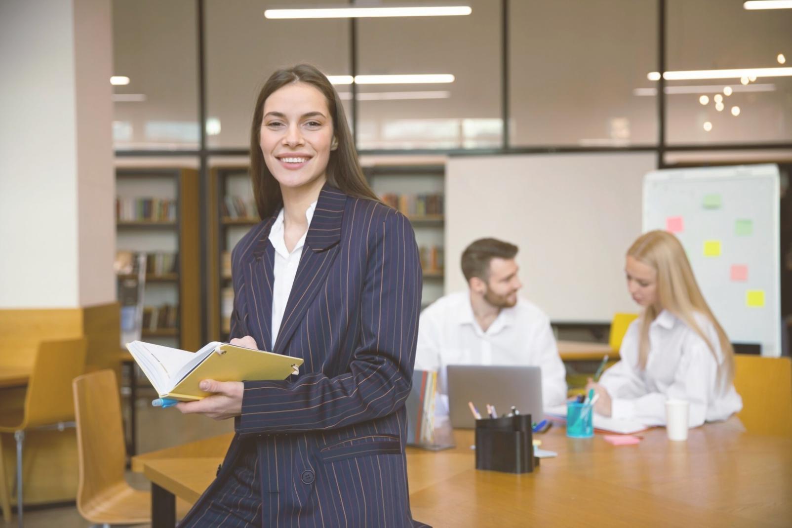 Dettaglio di tecnica avanzata di taglio strutturale con strumenti professionali