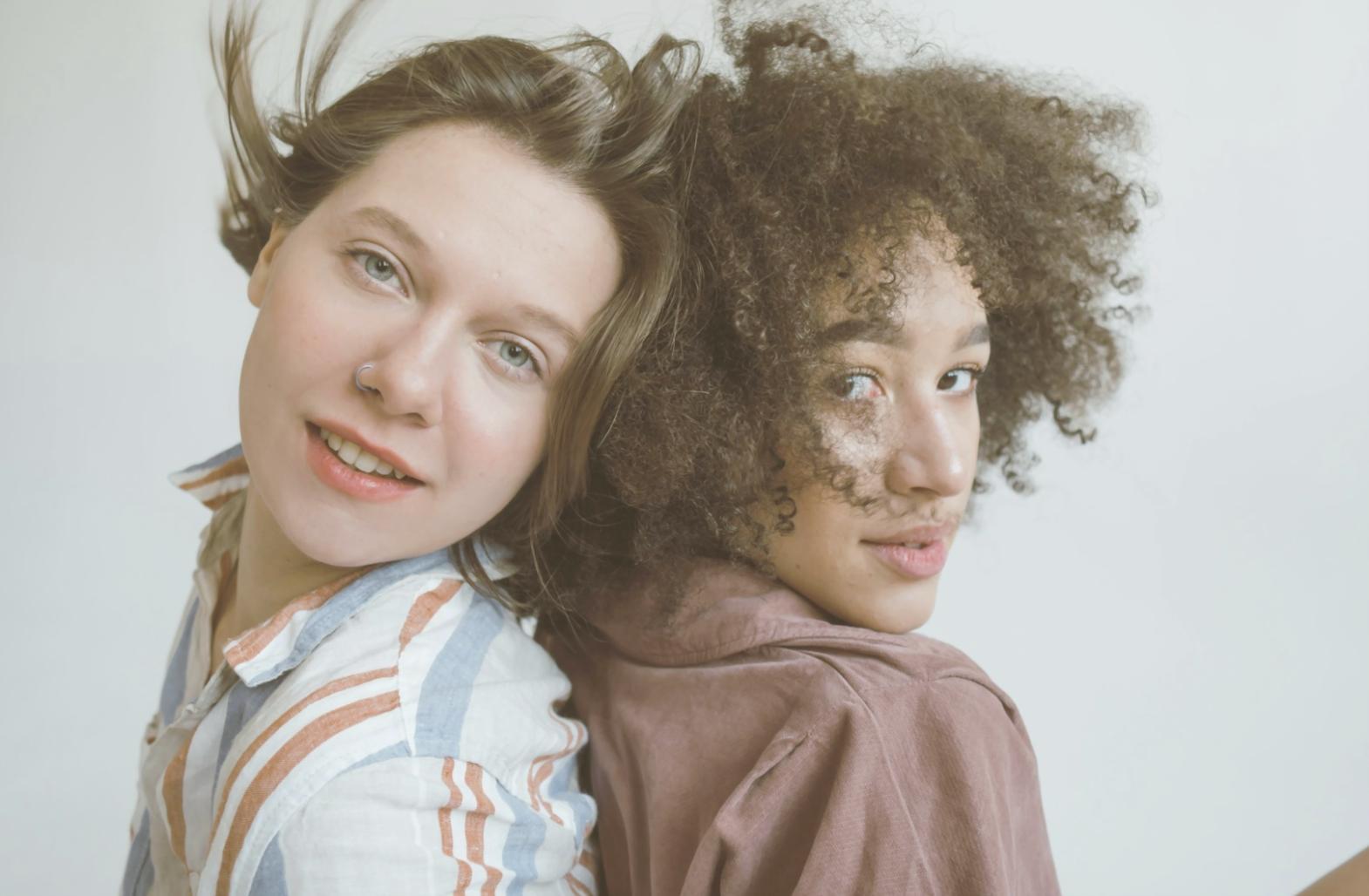 Professionista del settore durante una sessione di taglio avanzato con tecniche specializzate